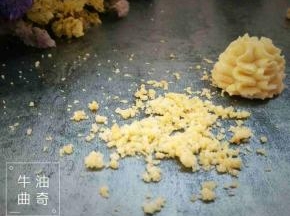 一碰就掉渣。