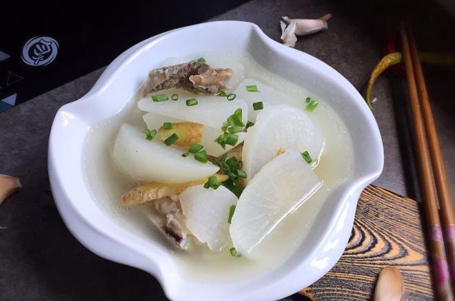 秋燥，就干了这碗汤--萝卜骨头汤