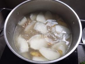 水开后，打开，加入白萝卜，继续煲汤；