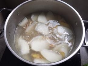 水开后，打开，加入白萝卜，继续煲汤；