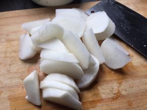 萝卜，削皮，切块；