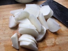 萝卜，削皮，切块；