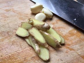 生姜、蒜，切片；