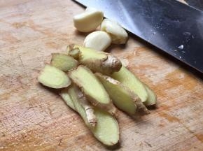 生姜、蒜，切片；