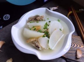 待程序结束，一碗，可口的白萝卜骨头汤，好喝又营养；