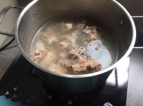 猪骨头，焯水，去浮沫；