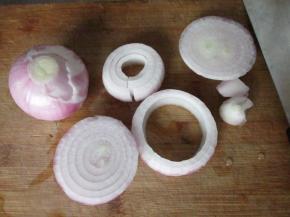 洋葱横向切开，把外部大的圈圈取下来备用，其它的可以切碎放肉馅中