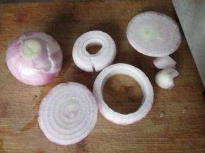 洋葱横向切开，把外部大的圈圈取下来备用，其它的可以切碎放肉馅中