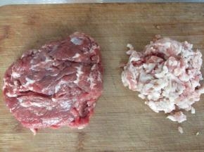 牛肉和猪肉都剁碎