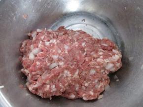 然后把洋葱和肉馅拌均匀