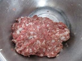 然后把洋葱和肉馅拌均匀