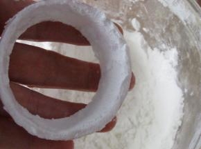 在洋葱圈的里面撒一层干淀粉，这样便于肉馅粘合