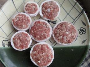 把调好的肉馅酿在洋葱圈里，压实