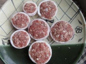 把调好的肉馅酿在洋葱圈里，压实