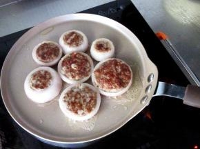 一面定型后翻面煎另一面，也是大约2--3分钟，就可以摆盘享用了