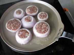 用煎盘，放适量食用油，放入肉饼煎，一面大约煎2--3分钟