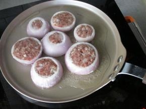 用煎盘，放适量食用油，放入肉饼煎，一面大约煎2--3分钟