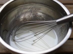 色拉油加牛奶搅拌乳化。