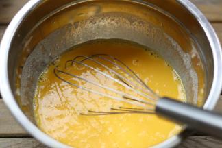 把蛋黄一同放入，继续搅拌均匀。