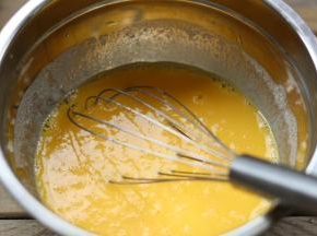 把蛋黄一同放入，继续搅拌均匀。