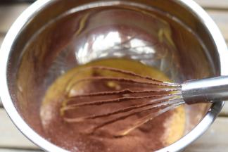 取3/5加起来可可粉继续搅拌均匀。「可可粉也要过筛喔」