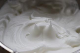 蛋清加入所以白天白砂糖，柠檬汁打至小尖尖角状态。