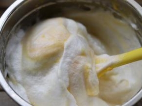 分两份分别加入原味蛋糕糊，可可蛋糕糊中翻拌均匀。