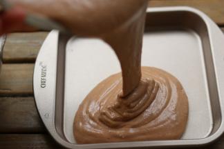 搅拌次数不易过多，易消泡。倒入模具。