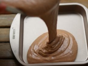 搅拌次数不易过多，易消泡。倒入模具。