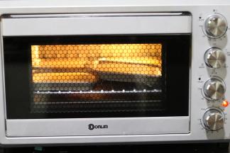 .如图，烤箱38升，如果你烤箱够大就没问题，一起烤，如果太小可以试试这样。