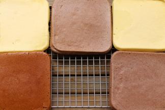 出炉后记得倒扣，以便脱模更完美。「左下角那块比较任性。」