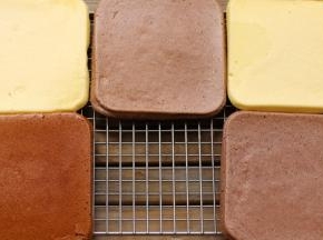 出炉后记得倒扣，以便脱模更完美。「左下角那块比较任性。」