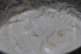 奶如白糖油打至八九分发的样子。「因为不用抹出光滑的面，可以稍微打硬一些。」