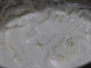 奶如白糖油打至八九分发的样子。「因为不用抹出光滑的面，可以稍微打硬一些。」