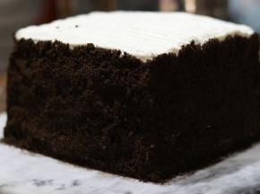 用勺子背面抹上奥利奥饼干碎。「贴边的饼干碎要去点夹心，装保鲜袋擀碎。」我用的的是宽齿裱花嘴铺平表面。