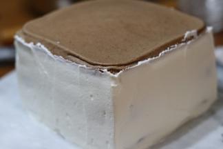 再抹上边缘奶油。