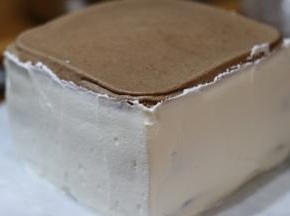 再抹上边缘奶油。