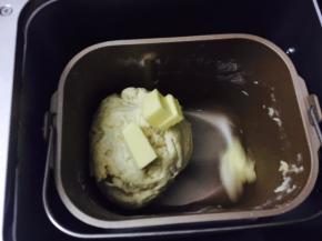 10分钟后加入黄油，启动和面五分钟即可。