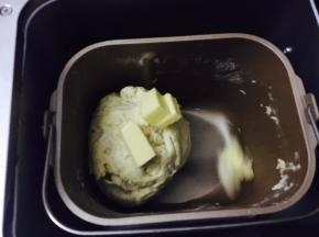 10分钟后加入黄油，启动和面五分钟即可。