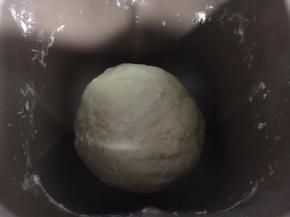 稍稍把面团整形放入面包桶.