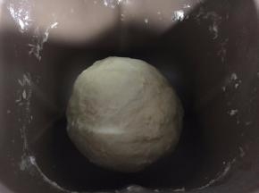 稍稍把面团整形放入面包桶.