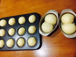 再分成各类等份，放进模具，烤箱35度发酵30分钟，烤箱底部放一碗热水，帮助发酵。