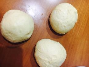 拍好气的面团均匀分成三等分大小。「不同模具，按照自己要求分大小，无大碍。」