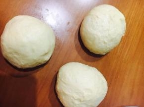 拍好气的面团均匀分成三等分大小。「不同模具，按照自己要求分大小，无大碍。」