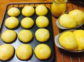 发酵好的面团，刷上百香果凝酱。