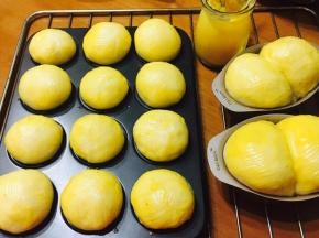 发酵好的面团，刷上百香果凝酱。