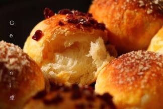 超级松软柔软的百香果酱香小餐包。