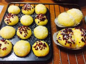 撒上椰蓉，或是放上蔓越莓碎。进烤箱180度，20分钟，底层！！！！！