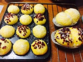 撒上椰蓉，或是放上蔓越莓碎。进烤箱180度，20分钟，底层！！！！！