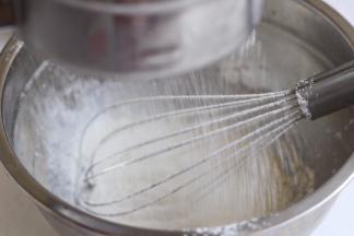 过筛入低粉和玉米淀粉。